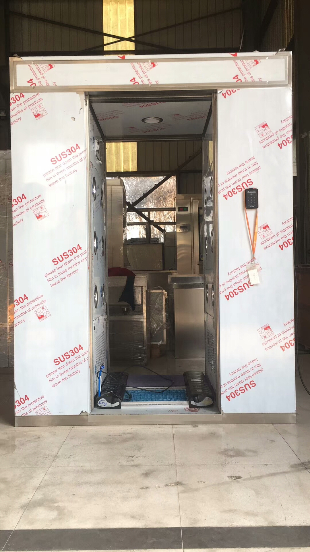 貨淋室:鞋底清潔風(fēng)淋室(風(fēng)淋通道)的凈化效果